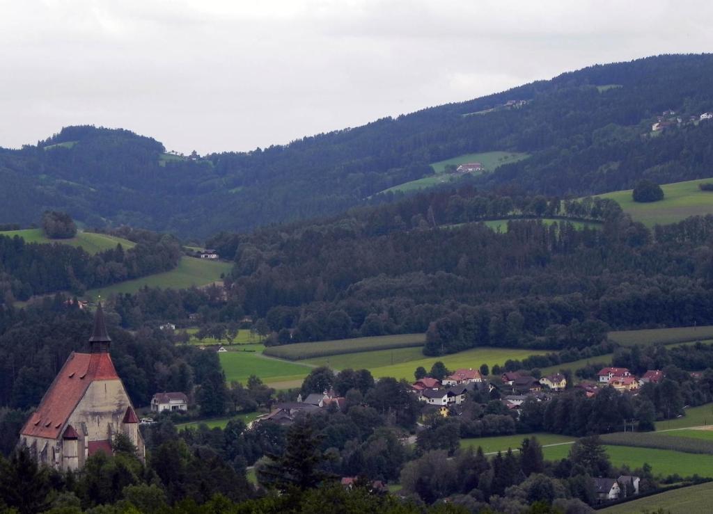Gasthof Gruener Baum Kirchberg am Wechsel Exterior photo